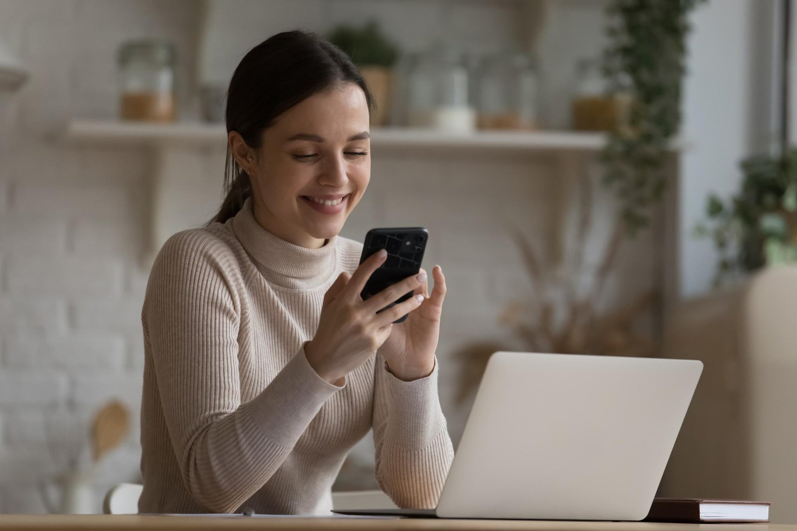 Happy store owner using Growksy